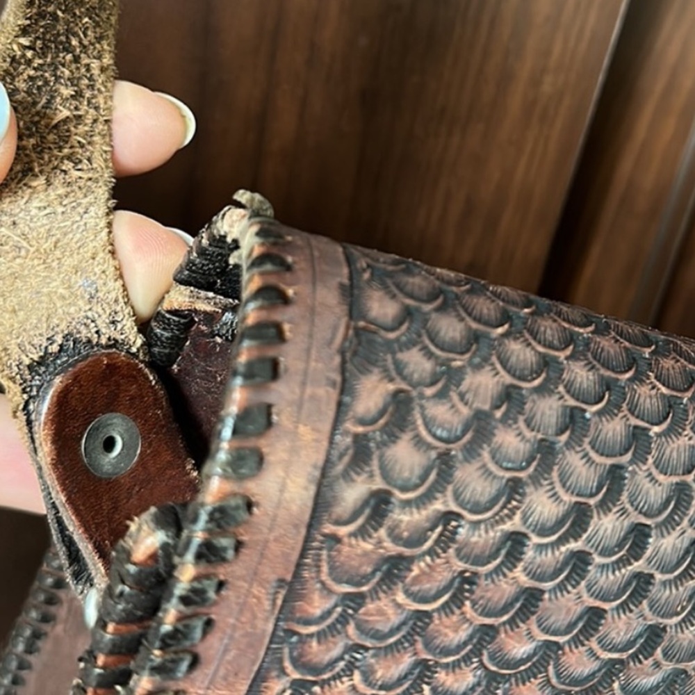 🤎Vintage~Handmade Leather Bag with Heart Clasp Closure - Picture 4 of 14